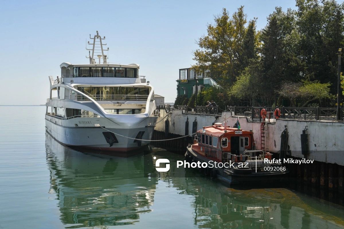 Bakı bulvarında məşhur Mirvari gəmisi yenidən göründü