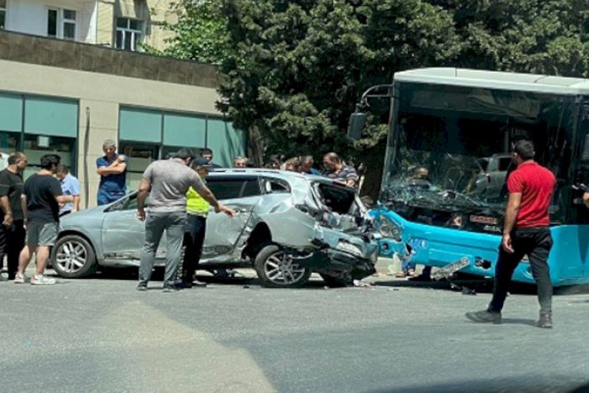 Bakıda marşrut avtobusu qırmızıda keçib qəza törətdi - Ölənlər var