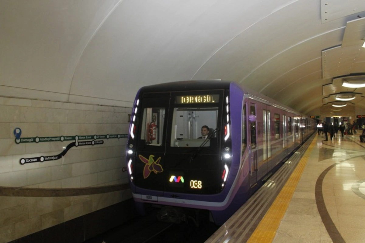 Bakı metrosunda sərnişin relslərin üstünə yıxılıb, qatarların hərəkəti dayanıb