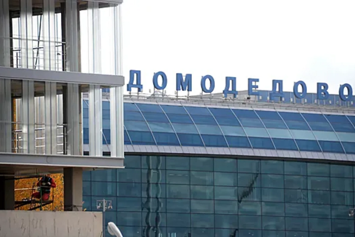 Domodedovo aeroportunda qeyri-adekvat şəxs sərnişənlərə hücum çəkib