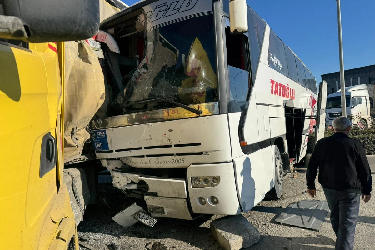 Yevlaxda sərnişin avtobusu TIR-a çırpılıb: Yaralı var