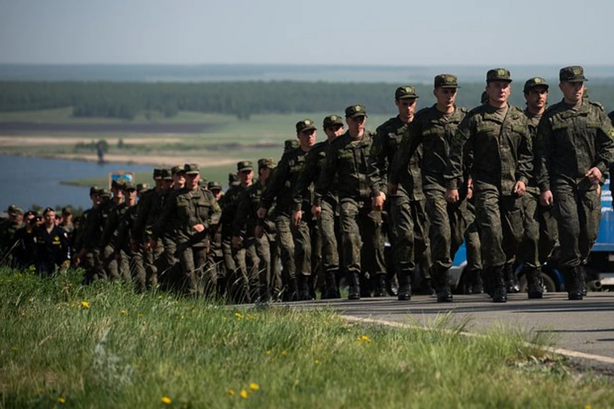 Putin Rusiya Silahlı Qüvvələrinin şəxsi heyətinin sayını artırıb