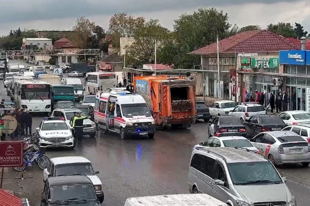 Zabratda avtomobil piyadanı vurub, yolda sıxlıq yaranıb