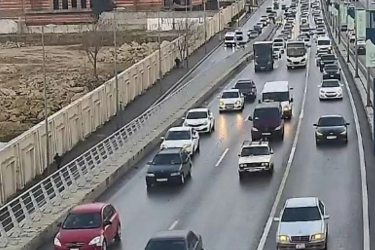 Bakıda tıxac olan yollar açıqlanıb