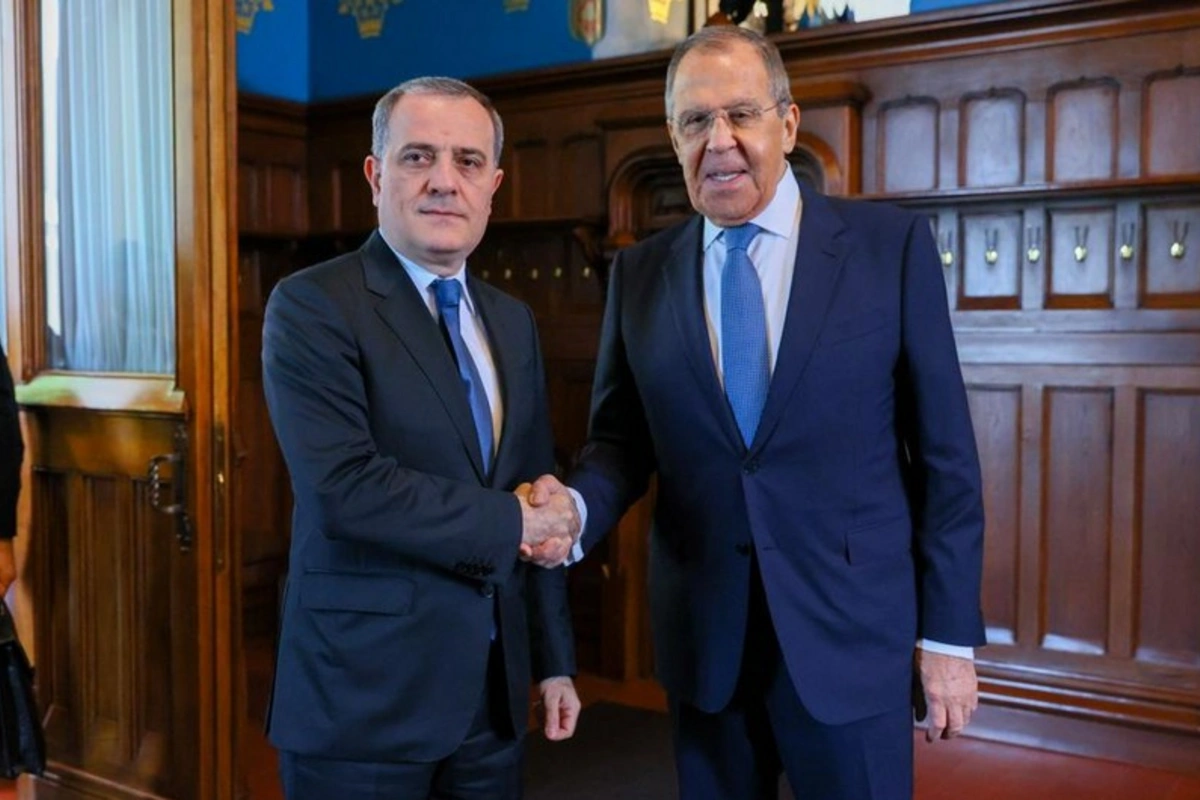 Lavrov və Bayramov təyyarə qəzası ilə bağlı hadisələri müzakirə edib