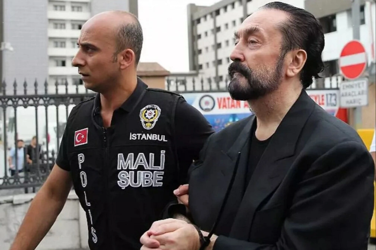 8 min il həbs cəzası alan Adnan Oktar yenidən məhkəməyə çıxarılıb