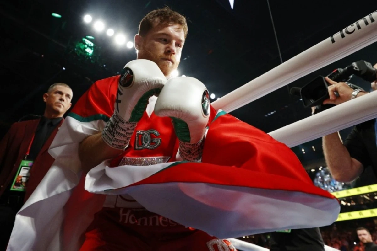 Сауль Альварес защитил чемпионские пояса WBC, WBA и WBO