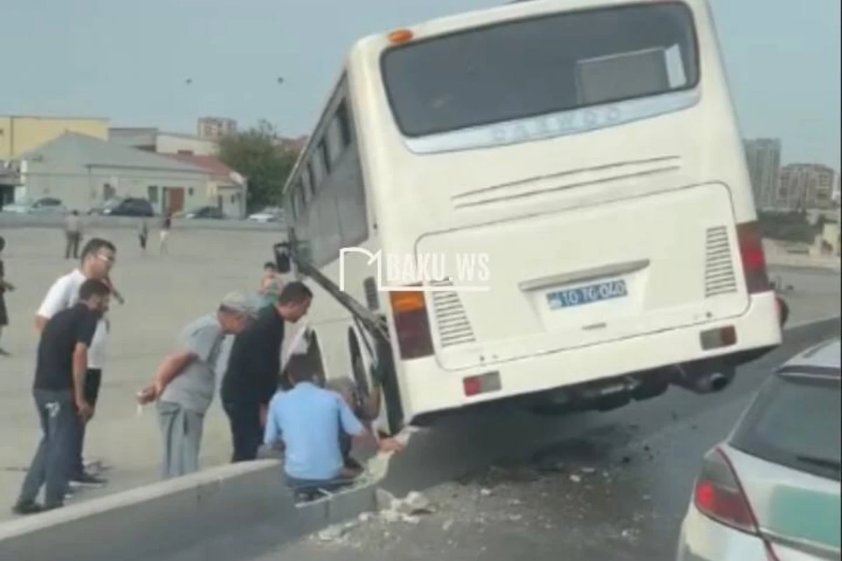 В Баку пассажирский автобус попал в ДТП