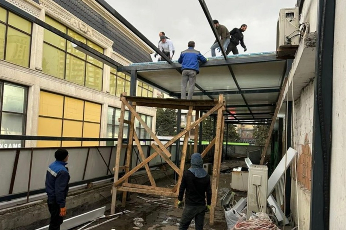 Bakıda daha bir küçədə qanunsuz tikili sökülüb