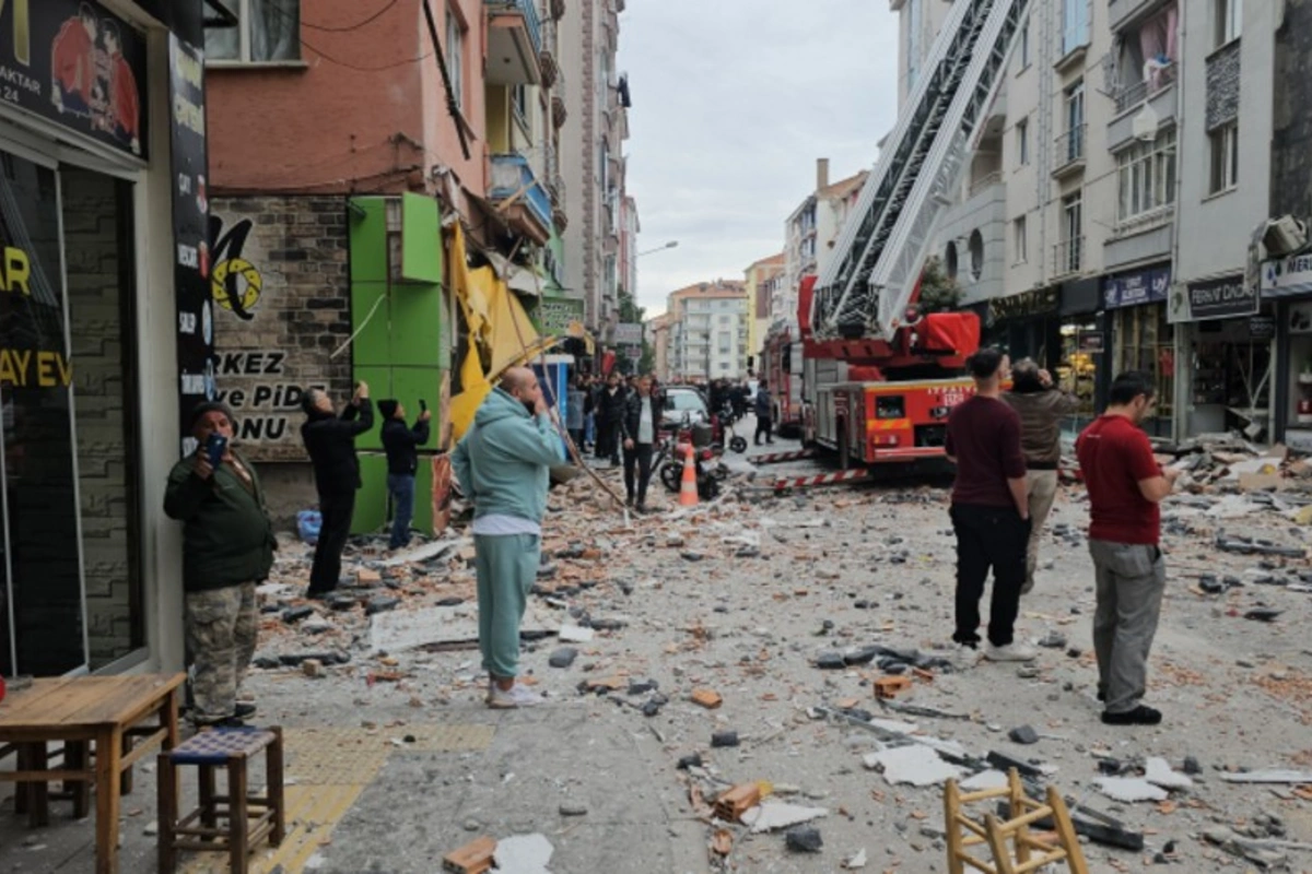 Türkiyə yaşayış binasında partlayış olub, bir nəfər ölüb, 17 yaralı var