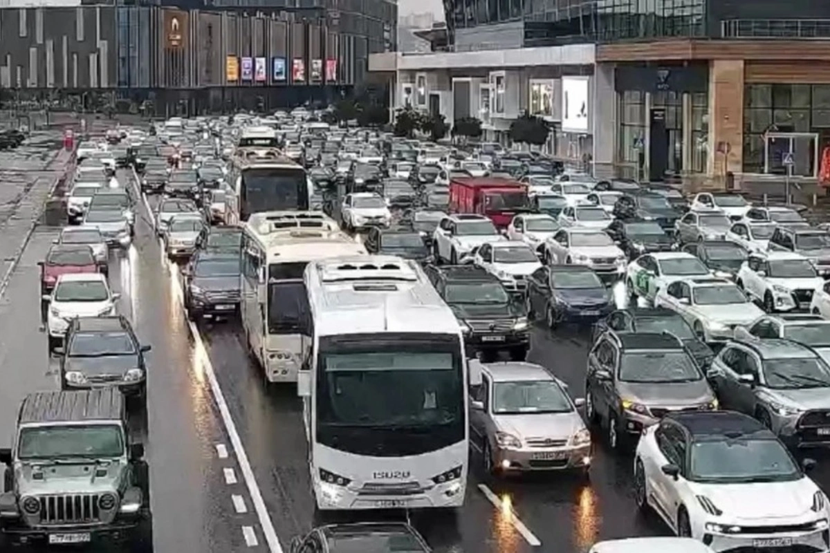 Bakıda tıxac olan yollar açıqlanıb