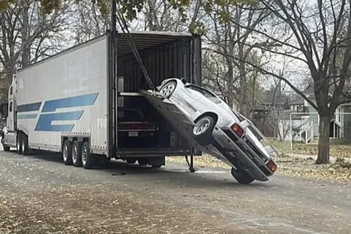 Lamborghini Diablo yük maşınından yola aşdı