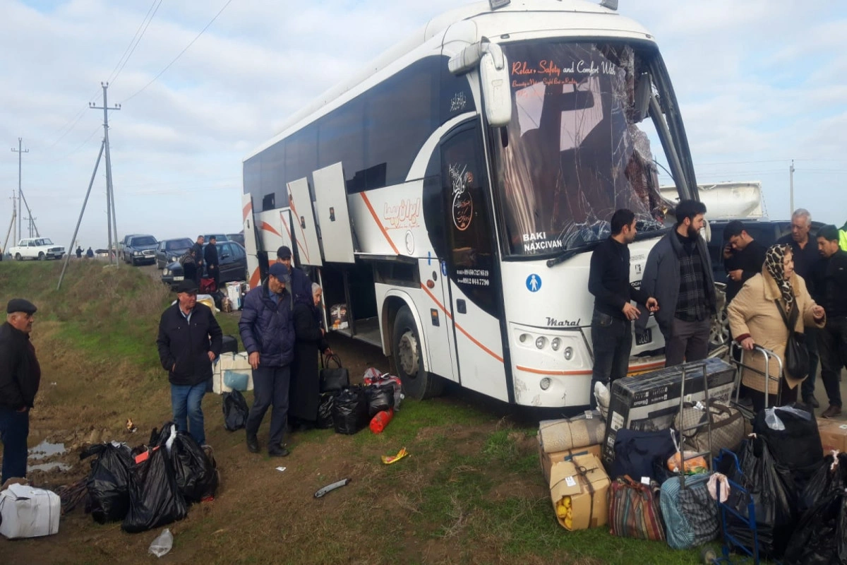 Naxçıvandan gələn avtobus Biləsuvarda qəzaya düşüb, yaralı reanimasiyaya köçürülüb - YENİLƏNİB