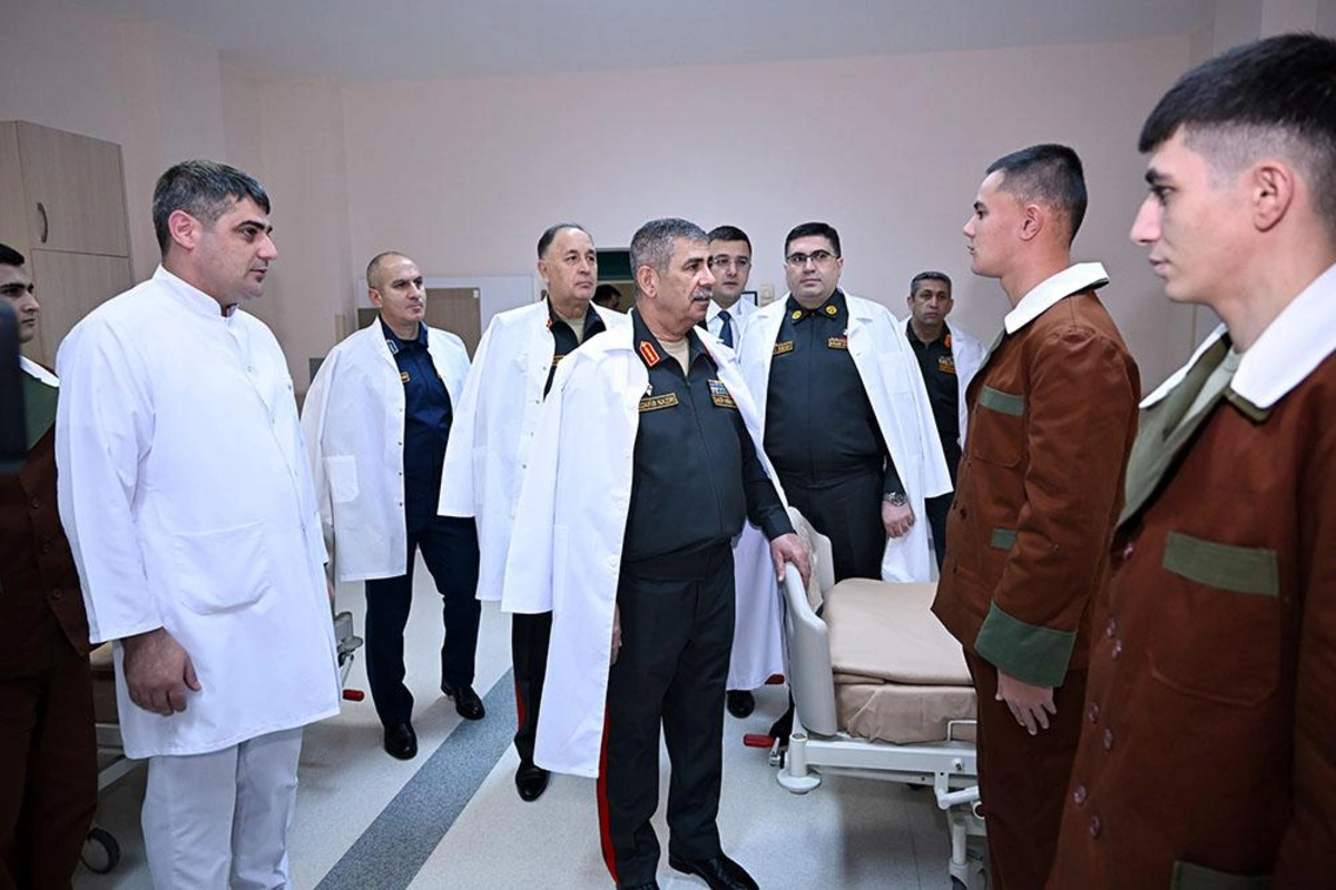 Zakir Həsənov Baş Klinik Hospitalda müalicə olunan hərbçilərlə görüşüb