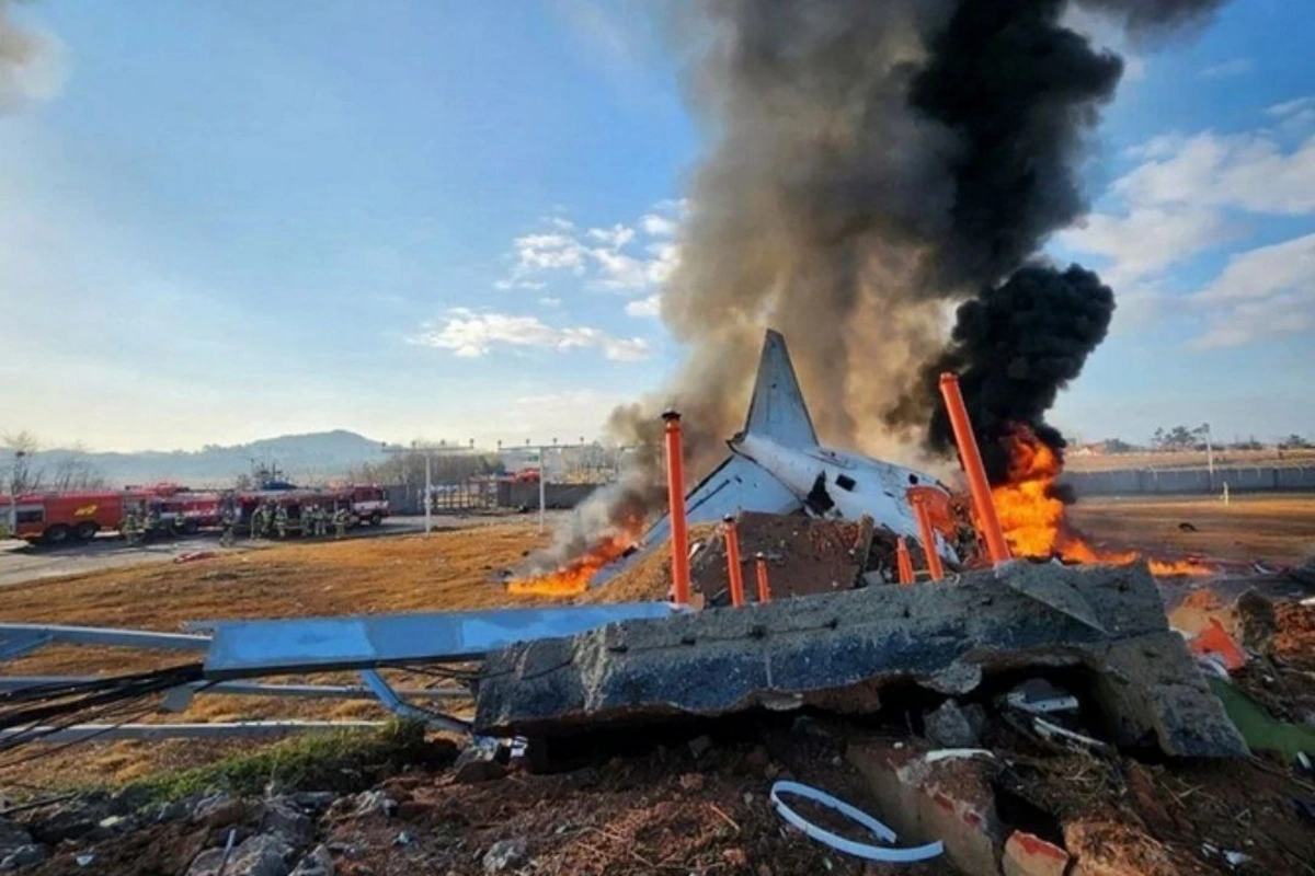 Cənubi Koreyada Çxve San Mok təyyarə qəzasında həlak olanların xatirəsini yad edib