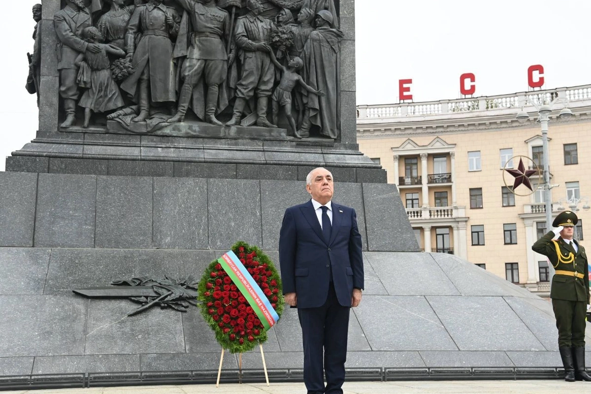 Премьер-министр Али Асадов посетил Монумент Победы в Минске