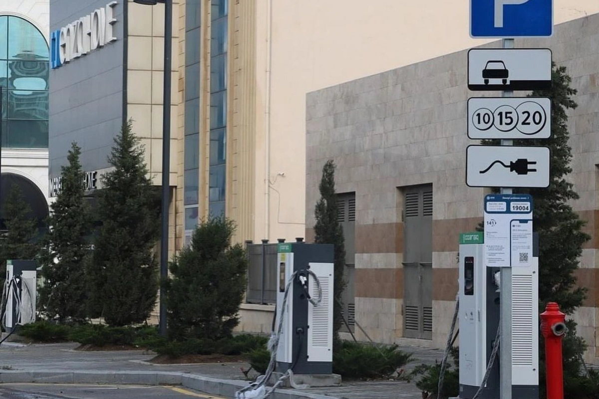 Bakıda elektromobillərin enerji doldurması üçün yeni yol nişanı quraşdırıldı