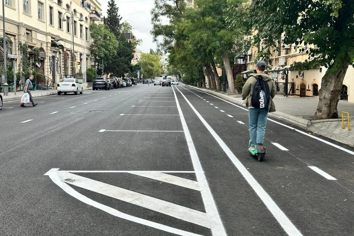 Новая дорожная разметка на улице Хагани в Баку вызвала возмущение среди водителей