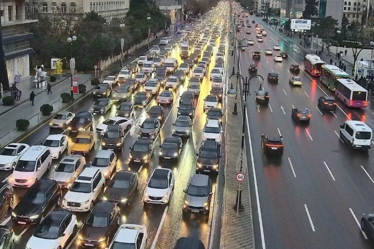 Bakıda tıxac olan yollar açıqlanıb