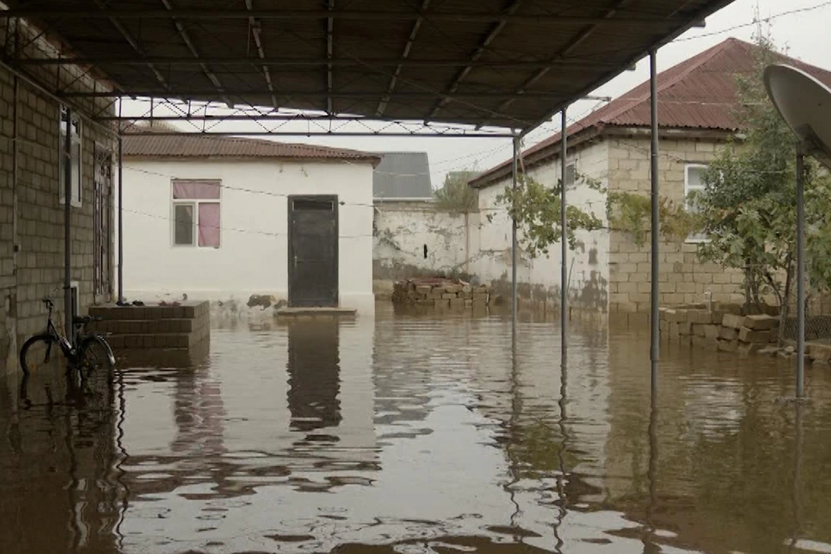 Hacıqabulda yüzlərlə həyətyanı sahə su altında qalıb