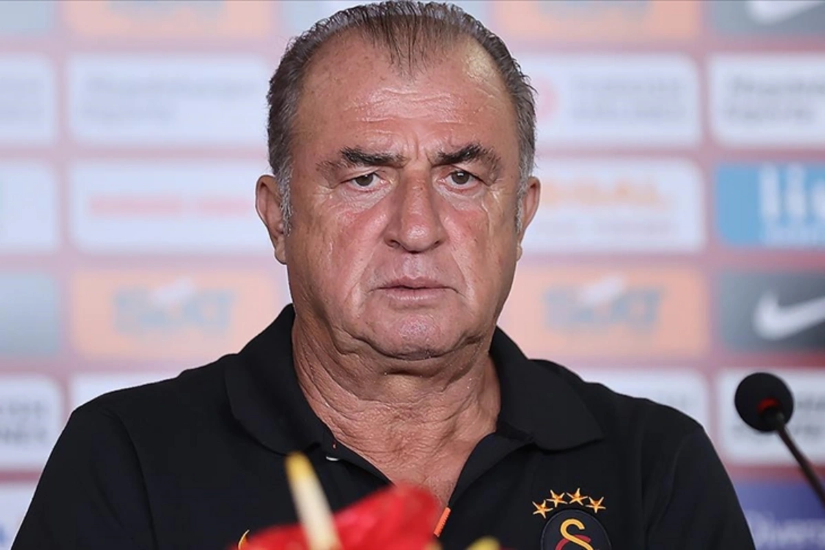 Fatih Terim Bakıda fanatların əhatəsinə düşüb