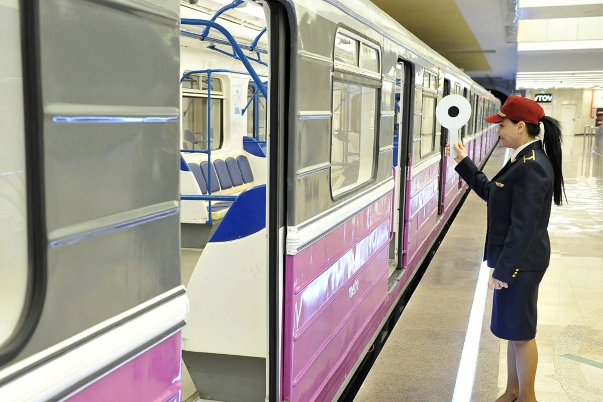 Metroda problem yaranıb - Sərnişinlər qatardan düşürüldü