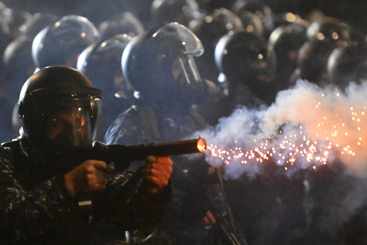 Gürcüstanda radikal nümayişçilər polisi belə atəşə tutdular - GÖRÜNTÜLƏR