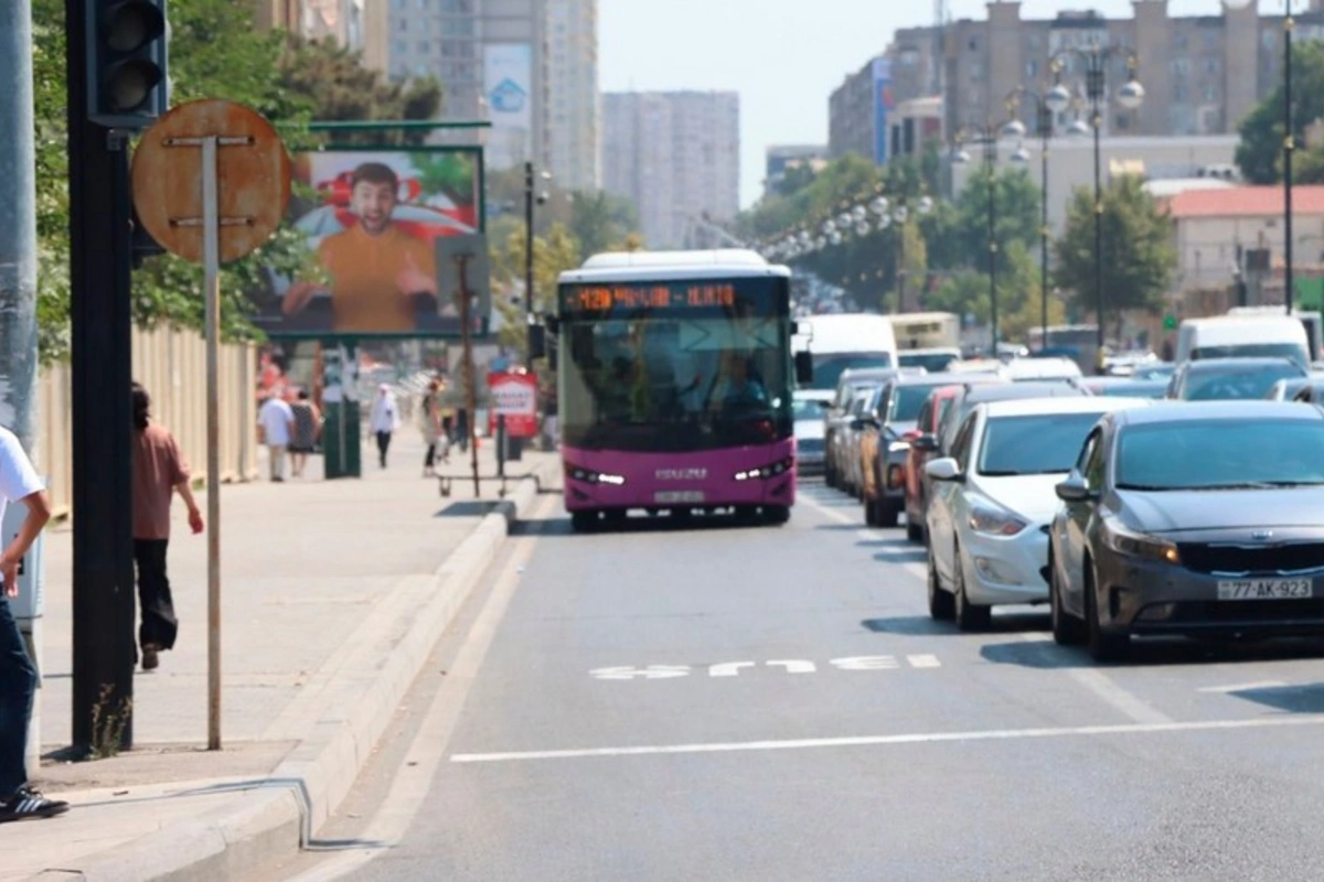 Bu küçədə avtobus zolağında vaxt məhdudiyyəti tətbiq edilib