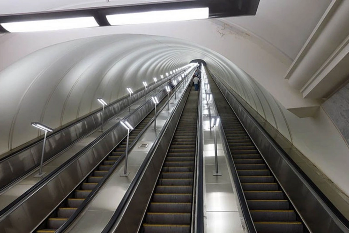 Bakı Metropoliteni Xətaidə sərnişinin eskalatorun dayandırılmasının səbəblərini araşdırır