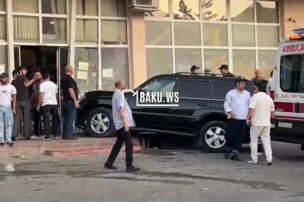 Bakıda qadın sürücünün idarə etdiyi Land Cruiser marketə girdi - VİDEO