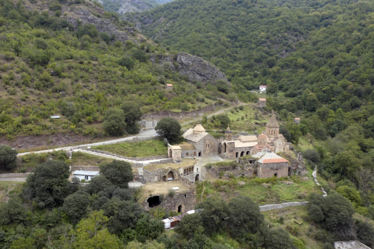 Prezident İlham Əliyev və birinci xanım Mehriban Əliyeva Kəlbəcərdəki Xudavəng monastır kompleksində olublar