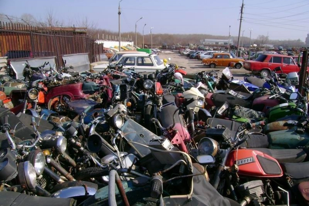 Ermənistanda polisin cərimə meydançasından 20 moped oğurlanıb