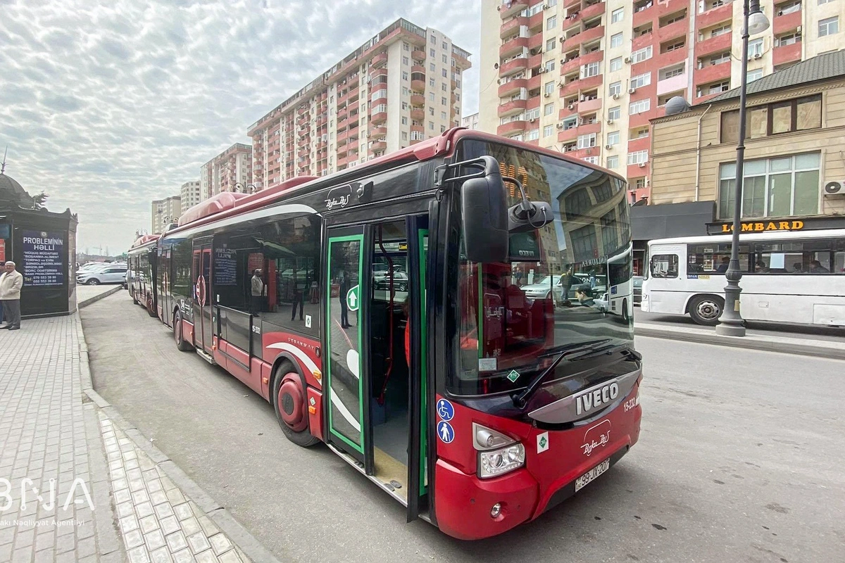 В Баку продлевают время работы четырех автобусных маршрутов