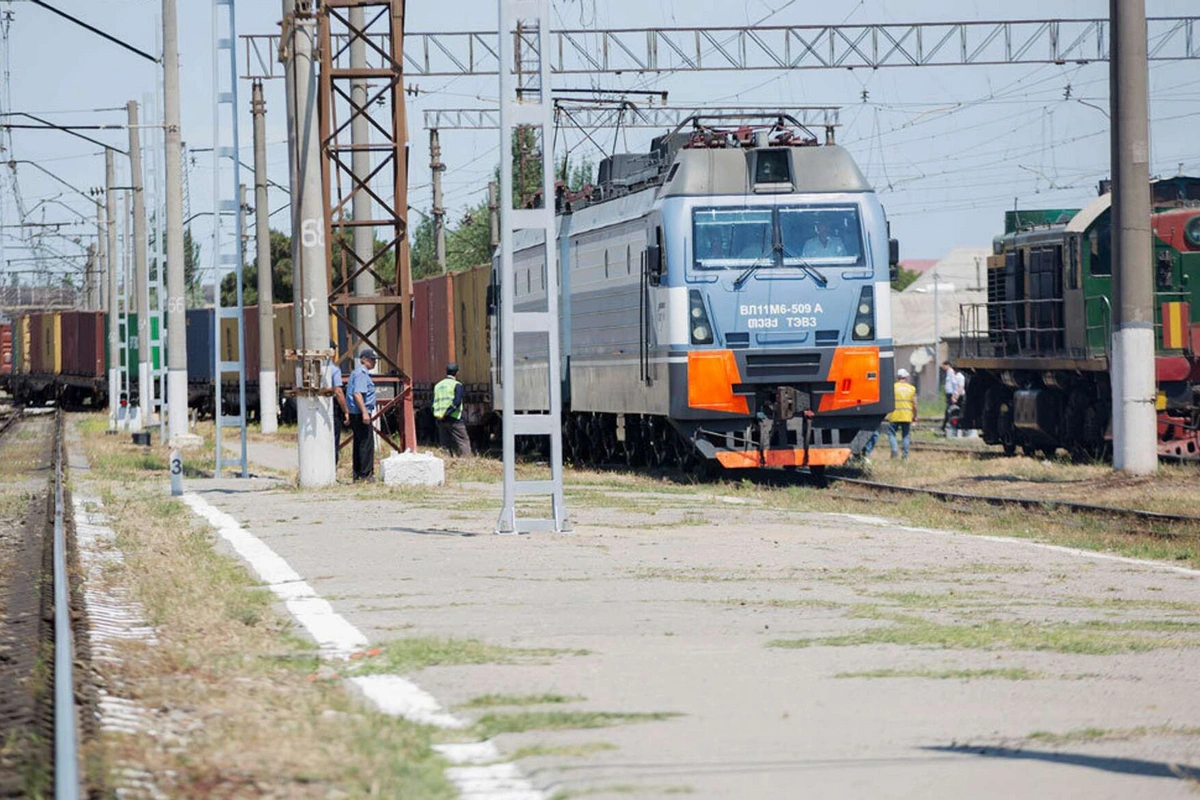 В Баку электровоз столкнулся с микроавтобусом: есть пострадавшие