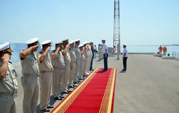 Rus hərbi gəmiləri Bakı sahillərini tərk etdi (FOTO)