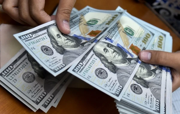 Dollar ucuzlaşdı, avro bahalaşdı