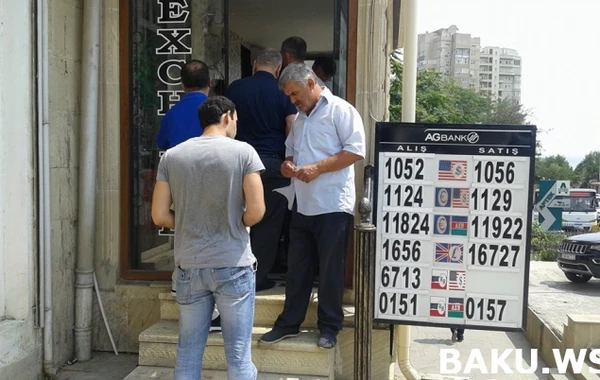 Paytaxtda dollar həyəcanı, valyutadəyişmə məntəqələri bağlandı (FOTOREPORTAJ)