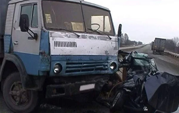 “KAMAZ”la  “Mercedes” toqquşdu: 2 nəfər öldü