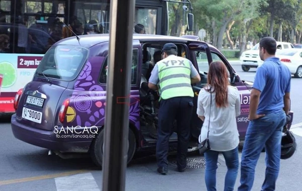 Bakıda qeyri-adi hadisə: yol polisi motosikleti taksiyə mindirir (FOTO)