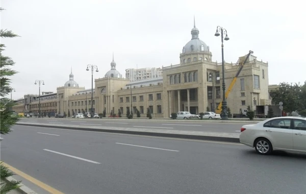 Bakıda işdən çıxarılan qadın özünü yandırmaq istədi