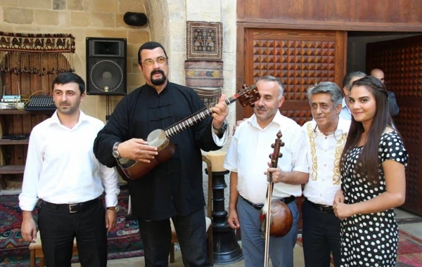 Stiven Siqal Bakıda tar çaldı (FOTO)