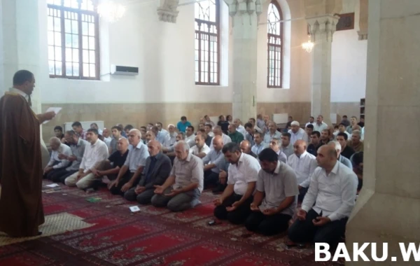 Bakı məscidlərində Bayram namazı qılındı (FOTO, VİDEO)