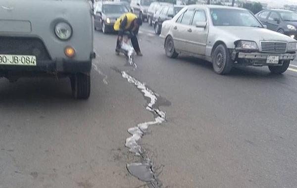 Bakı-Sumqayıt yolu parçalandı (FOTO)