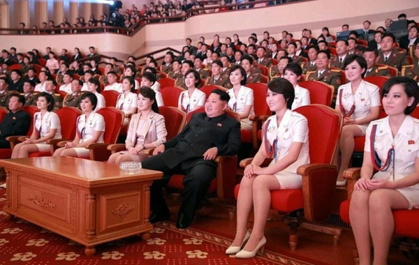 Koreyanın qalmaqallı prezidenti ölkənin ən gözəl qızları ilə (FOTO)