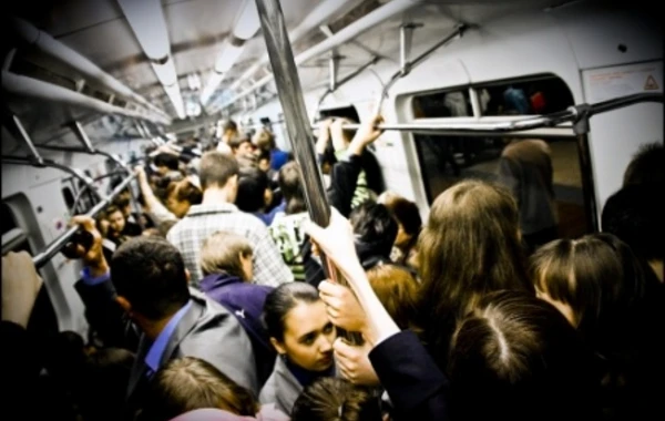 Bakı metrosunda yeni kampaniya: "Qadınlar arxa vaqonlara minsin"