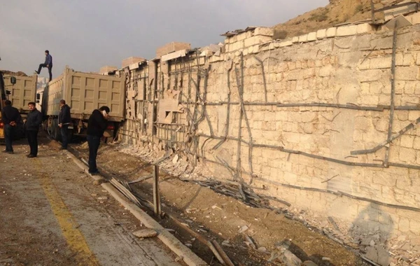 Bakıda yük maşını dəmir maneələri yara-yara getdi (FOTO)