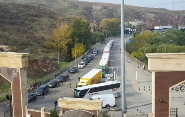 “Sınıq Körpü” gömrük keçid məntəqəsində yaranan sıxlıqla bağlı rəsmi məlumat (FOTO)