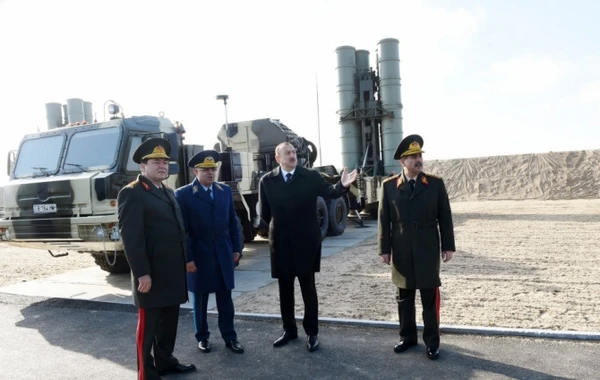 İlham Əliyev S-300 raketlərinə baxış keçirdi (FOTO)