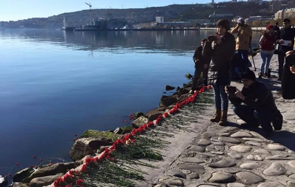 Neftçilərin xatirəsinə Xəzərə qərənfillər buraxıldı (FOTO)