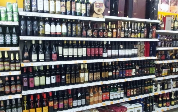 Azərbaycanda 50 manatdan baha nağd alkoqollu içki alanlar cərimələnəcək